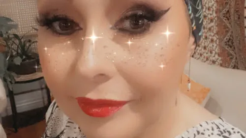 2 - LV Garth Nails and beauty