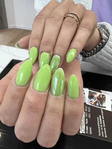 4 - Medizinische Fußpflege und Kosmetik Maniküre mit Shellac