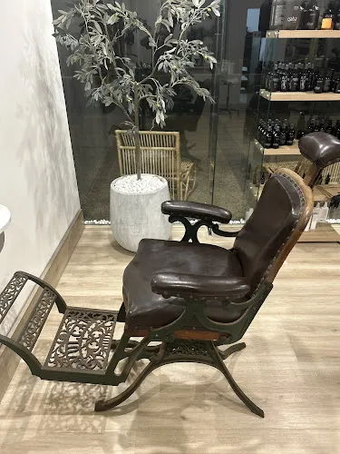 6 - Mirror Mirror Hair Lounge