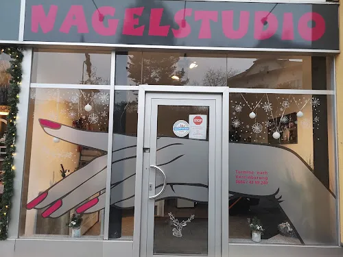 7 - Nagelstudio - Black & White Sky