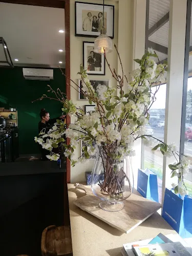 4 - NAILS BAR & BEAUTY