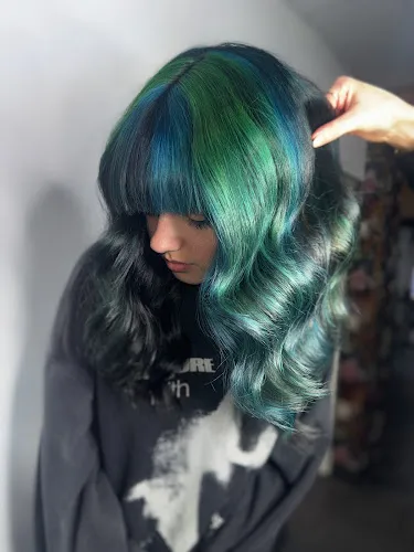 3 - Naz Ladies & Gents Hair Stylists