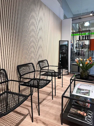 4 - NILAS ART OF HAIR