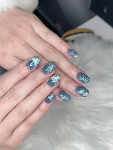 4 - Pearl nails
