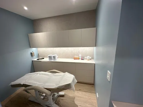 5 - Platinum Nail Bar