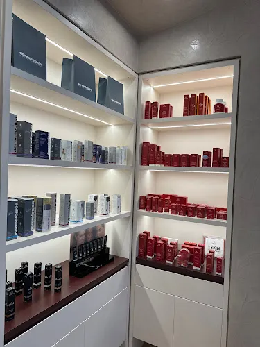 4 - Platinum Nail Bar