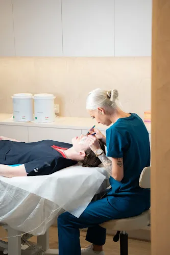 7 - Platinum Nail Bar