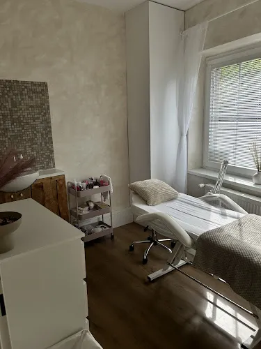 8 - Pánské kadeřnictví a damske