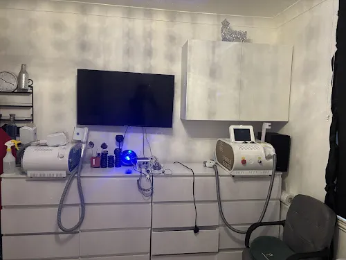 6 - Polish Nail Salon