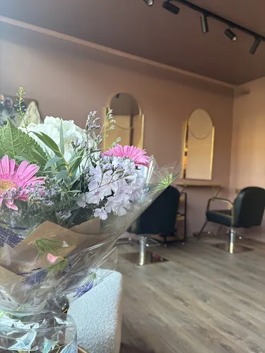 4 - Rendy Hair Salon