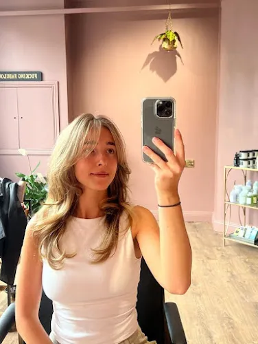 6 - Rendy Hair Salon