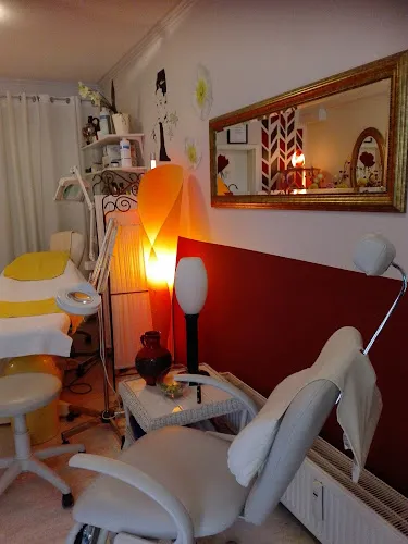 6 - Rheyna - Hamburgs Finest Hair Styler