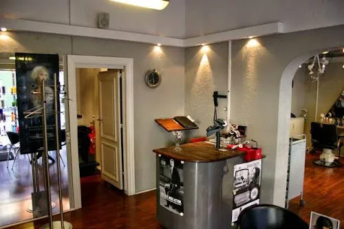 6 - Royal Barbershop