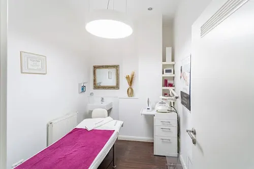 3 - SAJOLIE BEAUTYSALON & ACADEMY