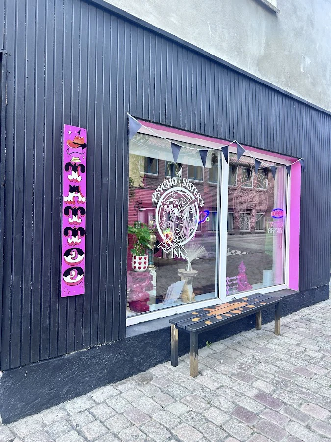 1 - Salon Toleen V/ Satanai Ibrahim