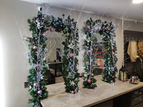 7 - Santori Vince Nails & Beauty