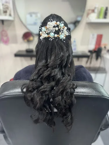 4 - Savi’s beauty and hair services