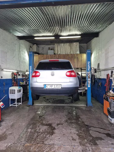 4 - Schiefer’s Garage KFZ Service , PKW und Motorrad -Stellplätze