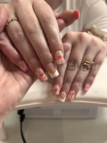 6 - Star Nails & Beauty