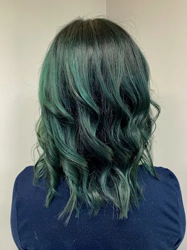 4 - Strands Hair Design