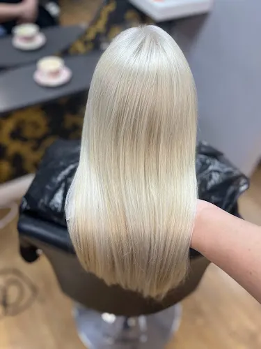 7 - Strands Hair Design