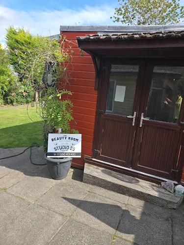 3 - Studio 25 Piercing/Beauty Room