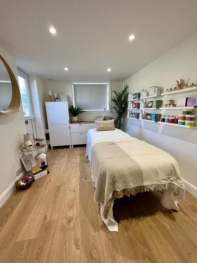 1 - Studio 25 Piercing/Beauty Room