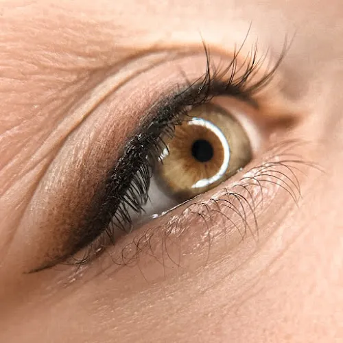 8 - Sylvias Naillounge