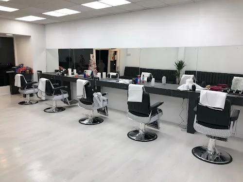 4 - THE BEACH BARBER. Highfield Rd