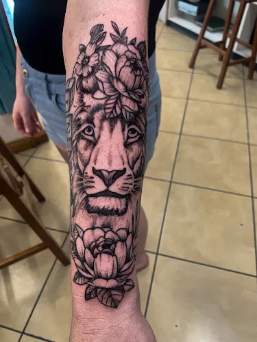 4 - The golden needle tattoo and piercing parlour