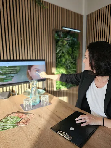 3 - USA NAILS & BEAUTY