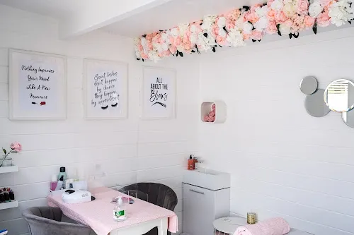 7 - Vans Nail Studio