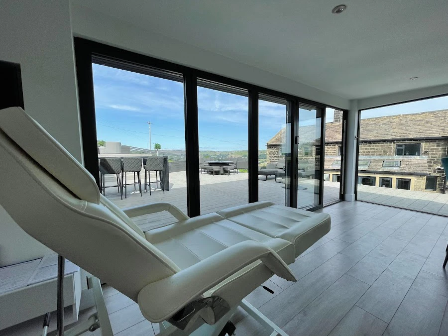 1 - Waves Hair Studio