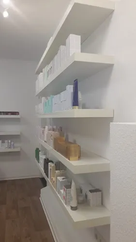 3 - YAD’S BARBERSHOP