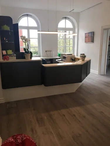 4 - Zahnarzt Belal Abaas, Uhrenblock-Rendsburg